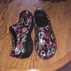 Anywear Hearts Gone Wild Clog Nursing Size 8